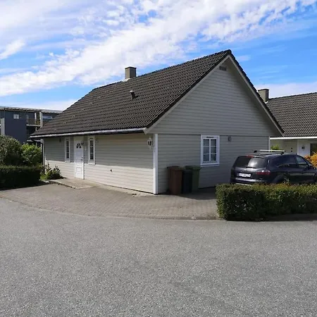 Koselig Hus Med 4 Soverom * ستافانجر